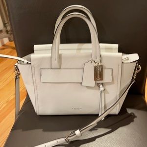 Coach white shoulder leather bag.